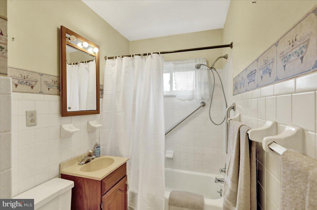 Original bathroom before remodeling